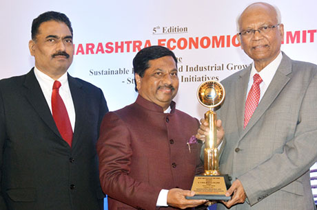 Dr. Raghunath Mashelkar, President of Global Research Alliance & Former Director General of Council of Scientific & Industrial Research (CSIR) presenting PRIDE OF MAHARASHTRA AWARD 2018 for BEST INSTITUTE OF THE YEAR (Education) to D. Y. PATIL MEDICAL COLLEGE, Kolhapur, Award received by Dr. Sanjay D. Patil, President, D. Y. Patil Education Society. Shri. Chandrakant Salunkhe, Founder & President, Maharashtra Industry Development Association and SME Chamber of India were present
