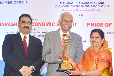 Dr. Raghunath Mashelkar, President of Global Research Alliance & Former Director General of Council of Scientific & Industrial Research (CSIR) presenting PRIDE OF MAHARASHTRA AWARD 2018 for WOMEN ENTREPRENEUR OF THE YEAR (Co-operative Sector) to Mrs. Rajashri H. Patil, Chairperson, Godavari Urban Multistate Credit Co-op. Society Ltd., Nanded. Shri. Chandrakant Salunkhe, Founder & President, Maharashtra Industry Development Association and SME Chamber of India were present