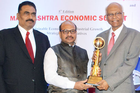 Dr. Raghunath Mashelkar, President of Global Research Alliance & Former Director General of Council of Scientific & Industrial Research (CSIR) presenting PRIDE OF MAHARASHTRA AWARD 2018 for for BEST INSTITUTION OF THE YEAR (Co-operative Sector) to Padma Bhushan Krantiveer Dr. Nagnathanna Nayakawadi Hutatma Kisan Ahir S.S.K. Ltd., Sangli. Award received by Mr. Vaibhav Nagnath Nayakawadi, Chairman, Padma Bhushan Krantiveer Dr. Nagnathanna Nayakawadi Hutatma Kisan Ahir S.S.K. Ltd. Shri. Chandrakant Salunkhe, Founder & President, Maharashtra Industry Development Association and SME Chamber of India were present