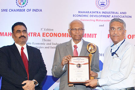 Dr. Raghunath Mashelkar, President of Global Research Alliance & Former Director General of Council of Scientific & Industrial Research (CSIR) presenting PRIDE OF MAHARASHTRA AWARD 2018 for ENTREPRENEUR OF THE YEAR (Manufacturing - Textiles) to Mr. Mohit Jain, Managing Director, Indo Count Industries Ltd., Kolhapur. Award received by Mr. Arun Nijhawan, President - Operations, Indo Count Industries Ltd. Shri. Chandrakant Salunkhe, Founder & President, Maharashtra Industry Development Association and SME Chamber of India were present