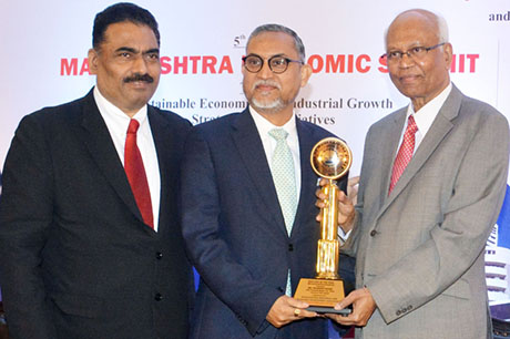 Dr. Raghunath Mashelkar, President of Global Research Alliance & Former Director General of Council of Scientific & Industrial Research (CSIR) presenting PRIDE OF MAHARASHTRA AWARD 2018 for BEST CEO OF THE YEAR (Manufacturing - Pharmaceuticals) to Mr. Prashant Nagre, CEO, Fermenta Biotech Ltd. Shri. Chandrakant Salunkhe, Founder & President, Maharashtra Industry Development Association and SME Chamber of India were present